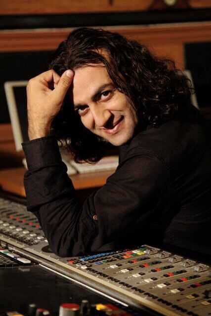 Omid Nik Bin in a recording studio